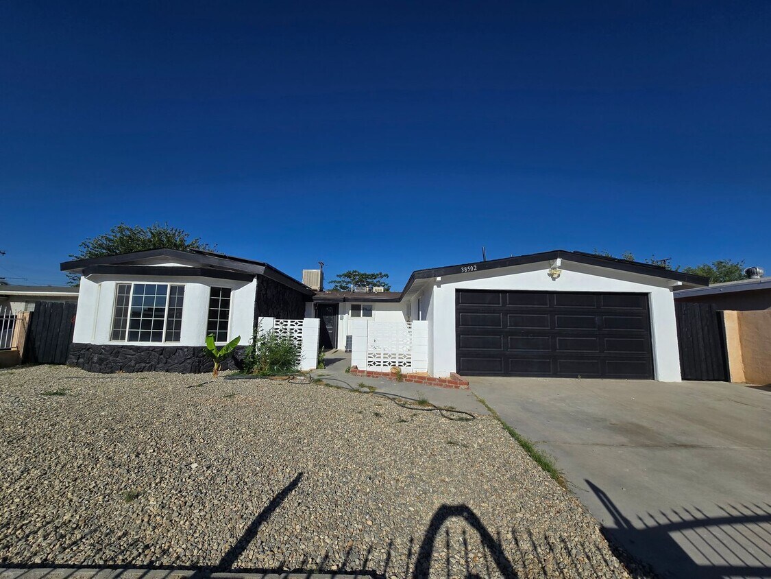 Foto principal - Spacious 4- Bedroom Remodeled Home in Palm...