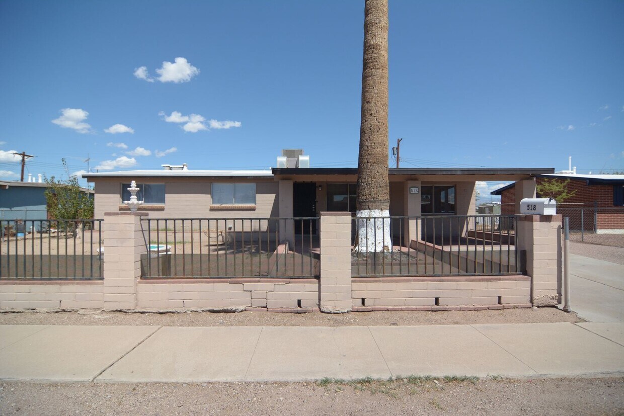 Primary Photo - Charming 4 Bedroom 1 Bath Home! South Tucs...