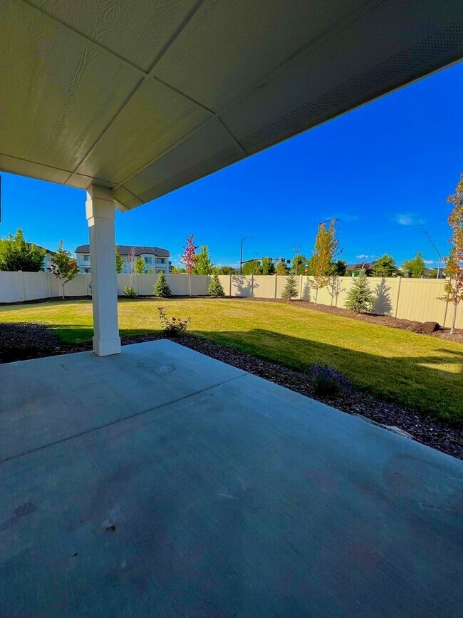 Foto del edificio - 4 Bedroom 3 Car Garage Single Level Meridi...