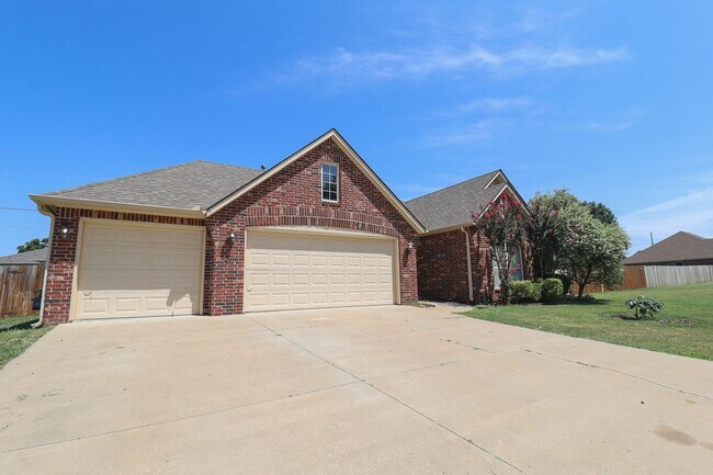 Foto del edificio - Spacious 4 bedroom 3 bathroom home In Sand...