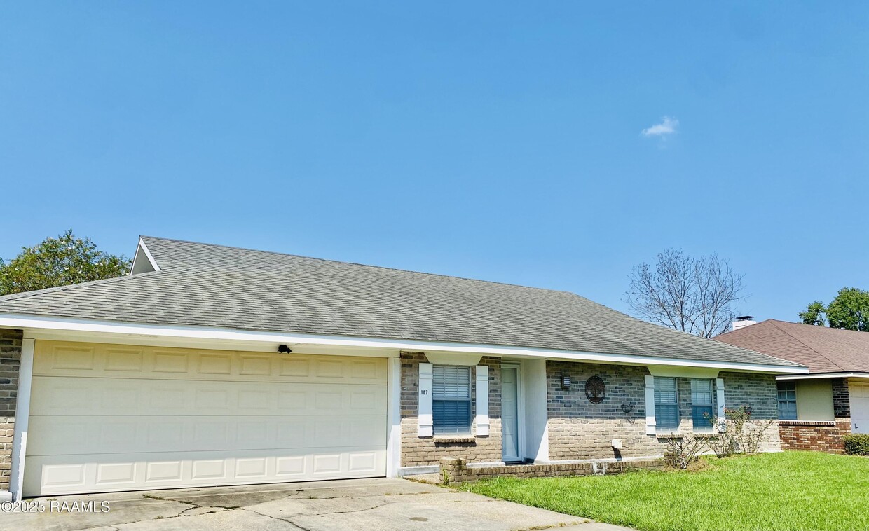 Primary Photo - 107 St Nicholas Dr