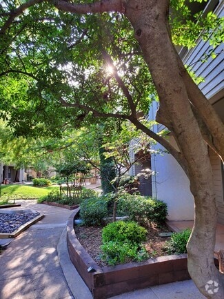 Building Photo - 11140 N Stratford Dr