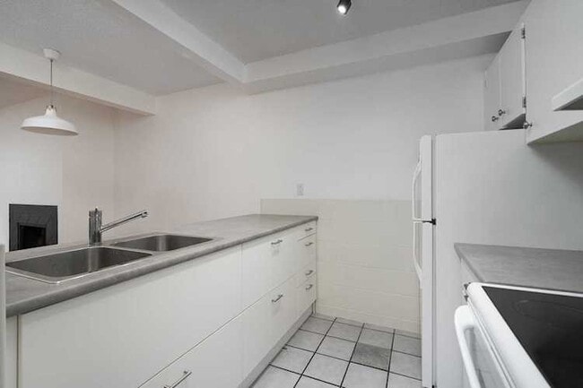 Building Photo - 1 Bed 1 Bath Unit in Edmonton, AB