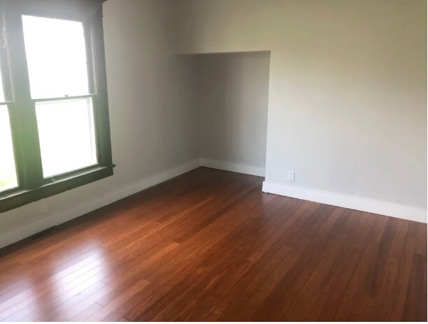 Dormitorio - 4302 South Washington Street