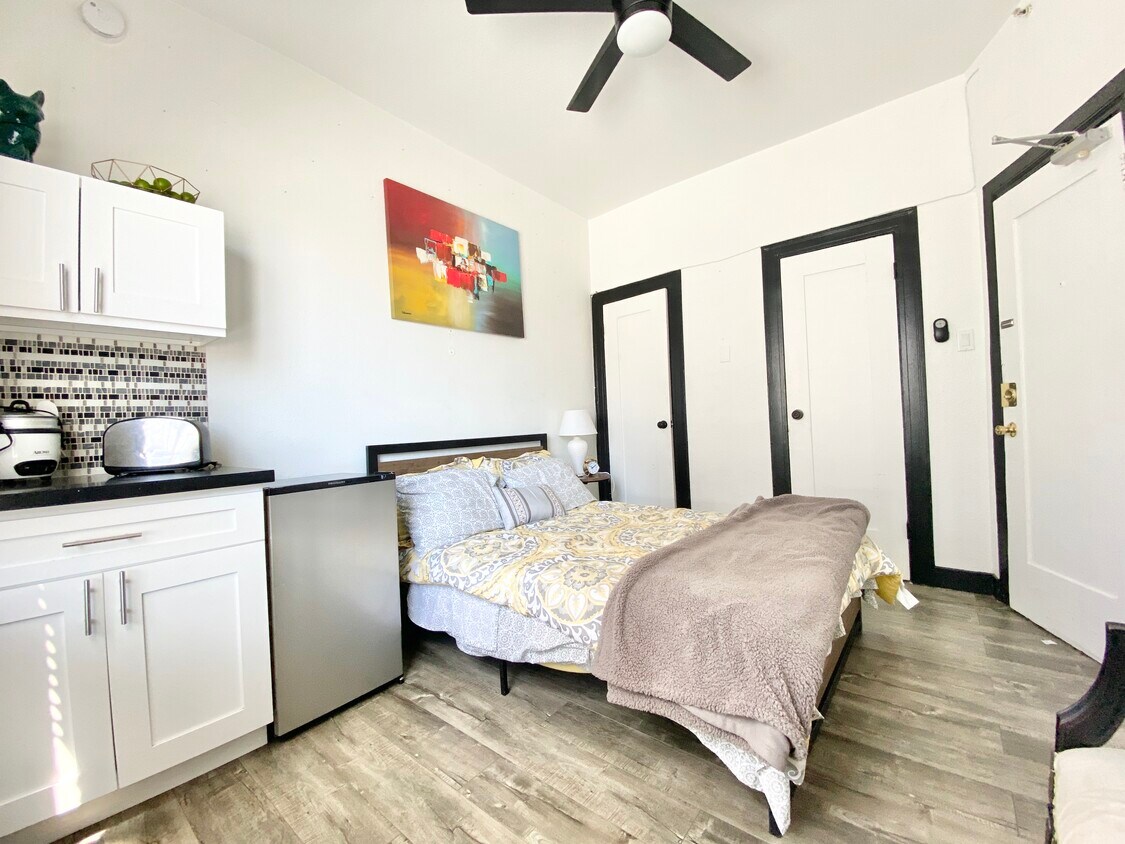 Foto principal - 5849 W Sunset Blvd