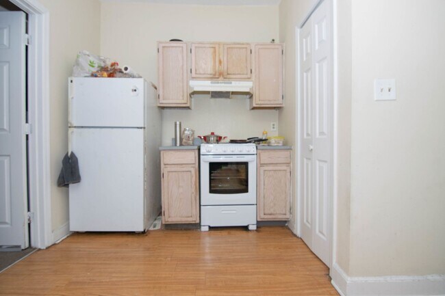 Photo - Mission Hill 3 Bed – High Ceilings – Hot Water Included – Parking Available – 9/1 Apartment