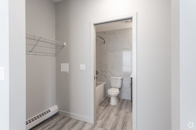 2 chambres, 2 salles de bain - 781 pi2 - David - Dressing - Le Louvre Residences