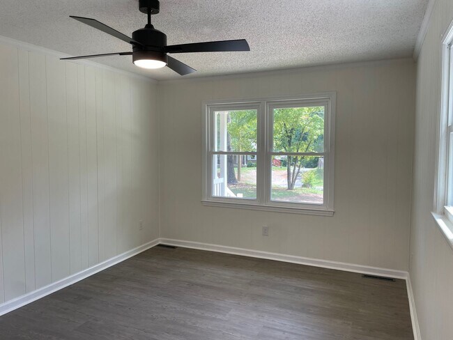 Building Photo - NEWLY RENOVATED 3 BED, 2 BATH BRICK HOME L...