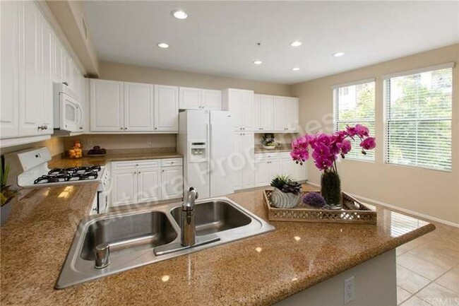 Foto del edificio - Beautiful 2 Bedroom/2.5 Bathroom Townhome ...