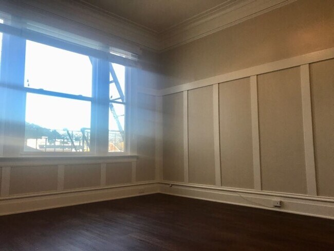 Building Photo - REMODELED! DISHWASHER! LAUNDRY ON-SITE! HA...