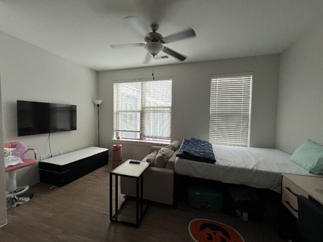 Foto del edificio - 3020 Hillsborough St