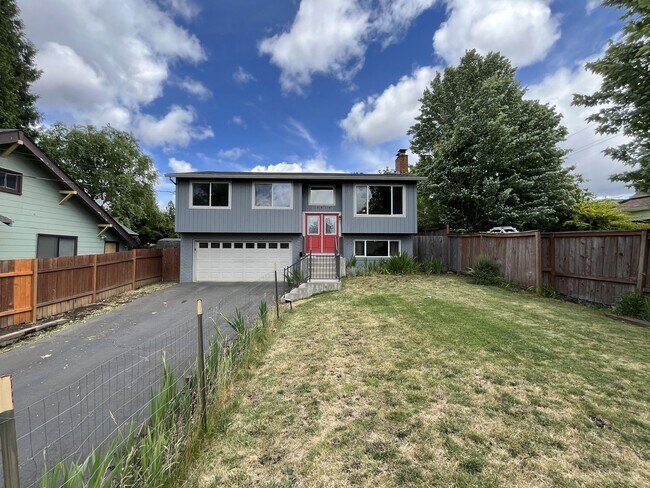 Foto del edificio - Spacious Milwaukie Home with Bonus Room, Large Fenced Yard and Shed/Workshop