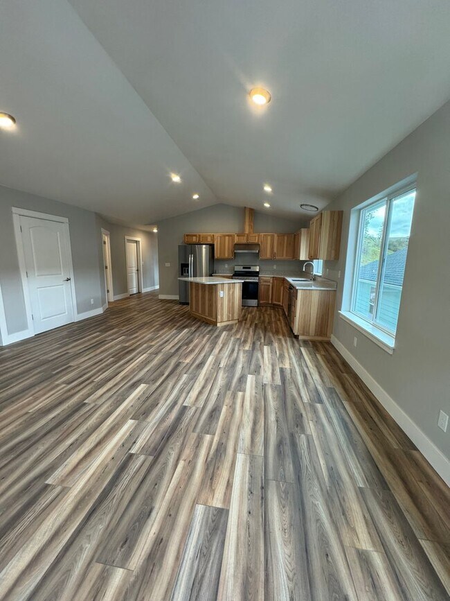 Building Photo - Brand new 2 bedroom 2 bath home in 55+ Com...
