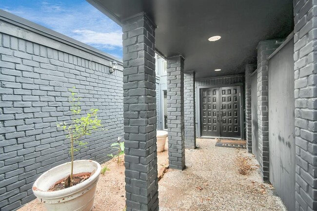 Building Photo - 5537 Shadow Crest St