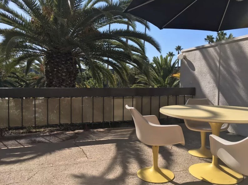 spacious 300 sq.ft patio facing lush crtyard - 3050 Rue Dorleans