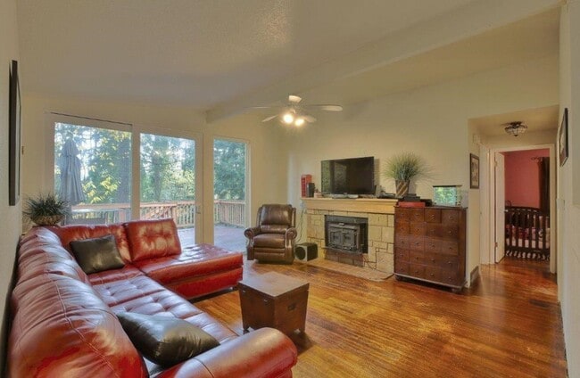 Building Photo - Charming 3 Bed 2 Bath Home in Eastgate
