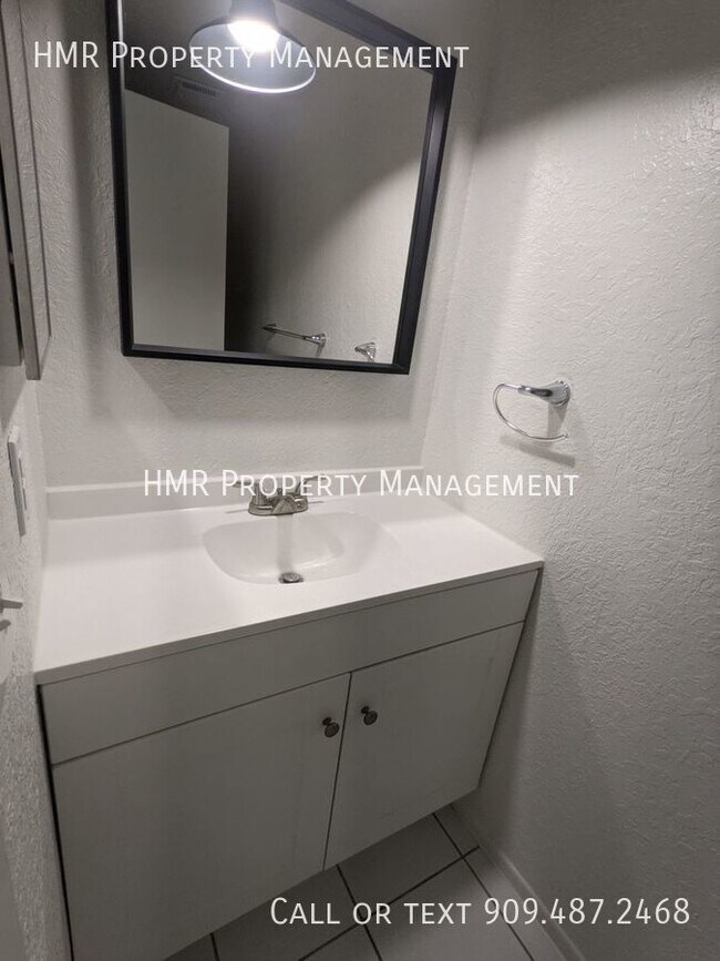Building Photo - MOVE-IN SPECIAL Big 3 Bedroom 2 1/2 Bath C...