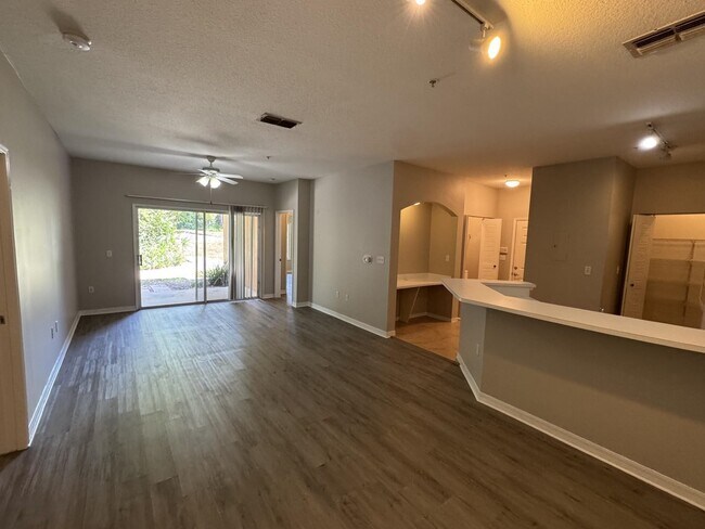Building Photo - 605 Fairway Dr