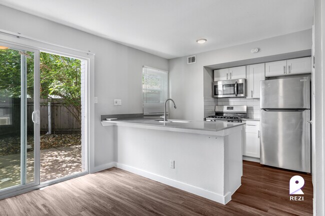 Foto del edificio - 5005 Manor Rd