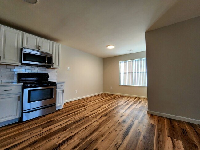 Building Photo - Perfect for the family! Conveniently Located