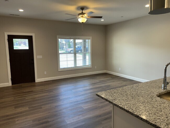 Foto del edificio - Now Leasing: 1 Bedroom, 1 Bathroom Apartment in Cypress Ridge