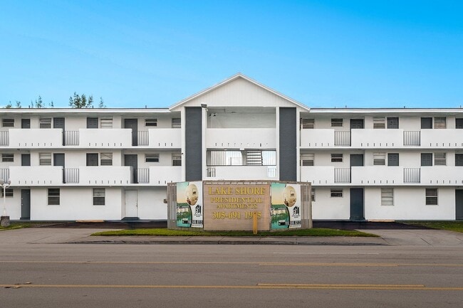 1-web-or-mls-LakeShore_Presidential_DSC6847 - Lakeshore Presidential