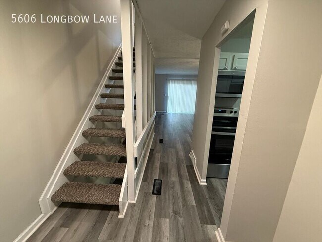 Foto del edificio - 5606 Longbow Ln