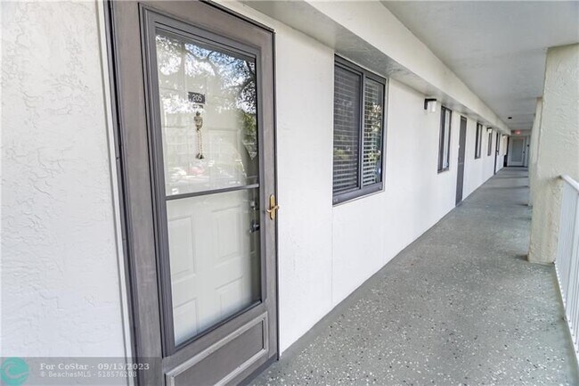 Building Photo - 2232 N Cypress Bend Dr