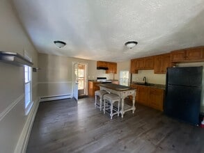 Building Photo - 53 Maple St