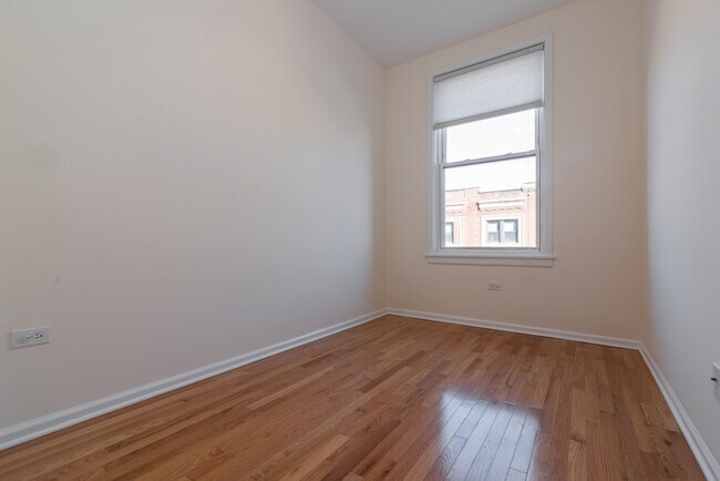 Building Photo - 714 Main St