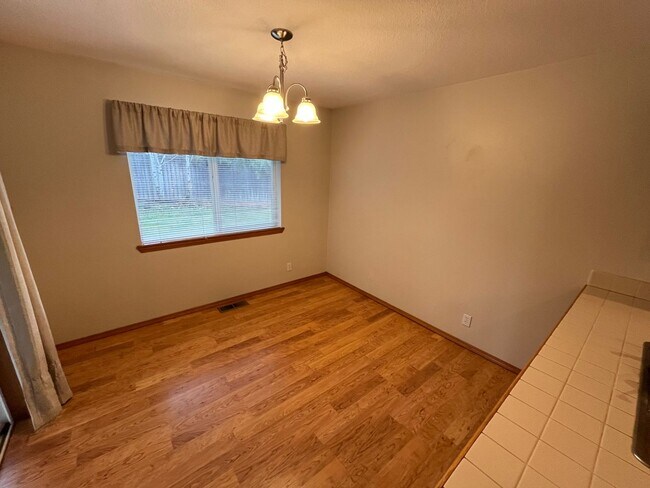 Building Photo - 3 Bed/2 Bath Single Level Home in NE Bend ...