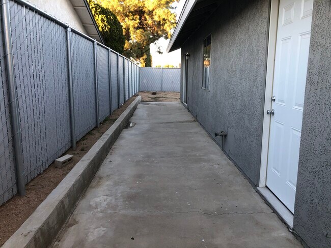 Building Photo - 14025 Smoketree St