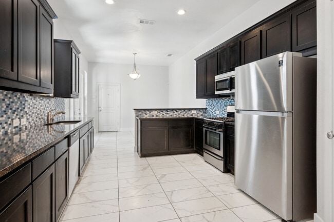 Building Photo - 5009 Manett St