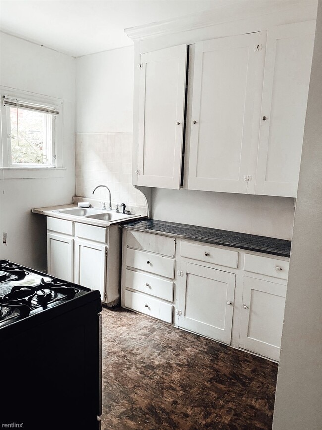 Building Photo - 2 br, 1 bath Duplex - 702 Avon St