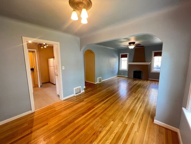 Building Photo - 4 bed 2 bath home centrally located