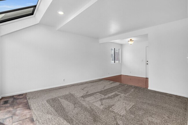 Building Photo - 955 E Essex Court Way