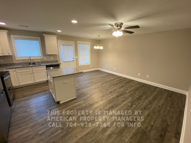 Building Photo - 905 Oakwood Ave