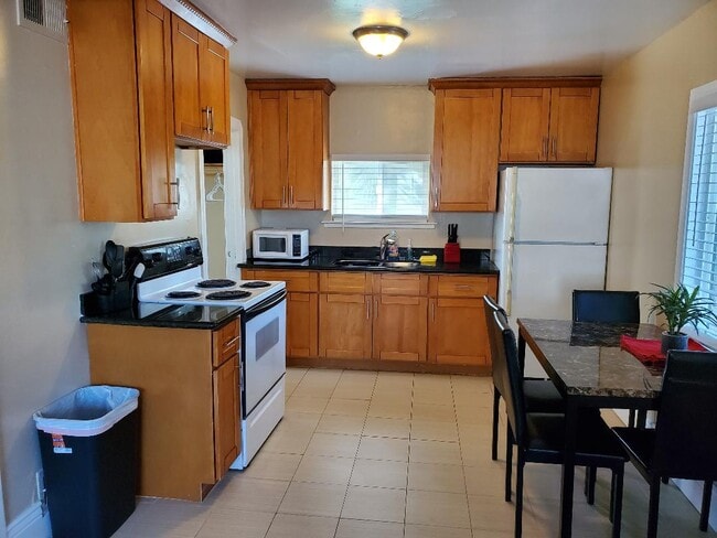 Building Photo - 1284 A St