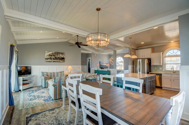 Building Photo - Oceanfront- Pet Friendly- Fully Furnished-...