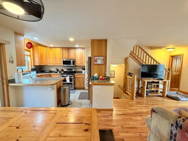 Building Photo - 125 Logger Ln