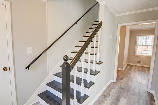 Building Photo - 1109 Timberland Dr SW