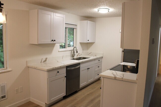 Foto del edificio - Updated 2 Bedroom Duplex with Garage and P...