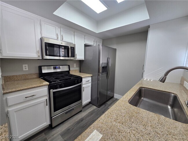 Foto del edificio - 7100 W Pirates Cove Rd