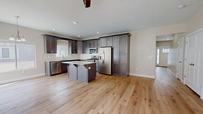 Building Photo - 1563 S Topaz Dr