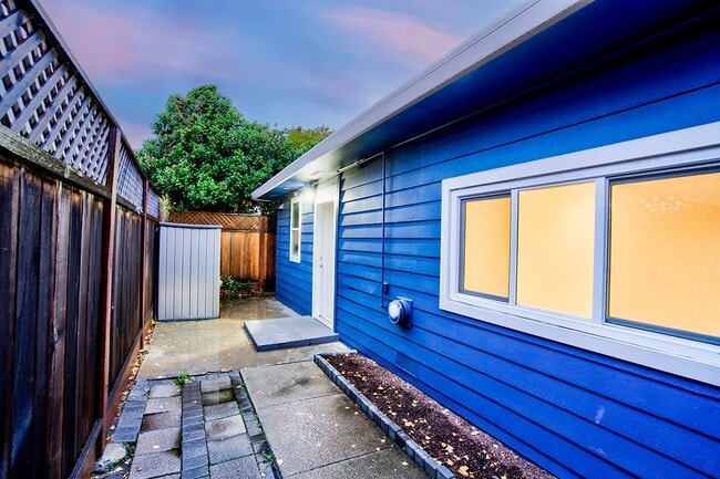 Building Photo - 1351 Eastshore Dr