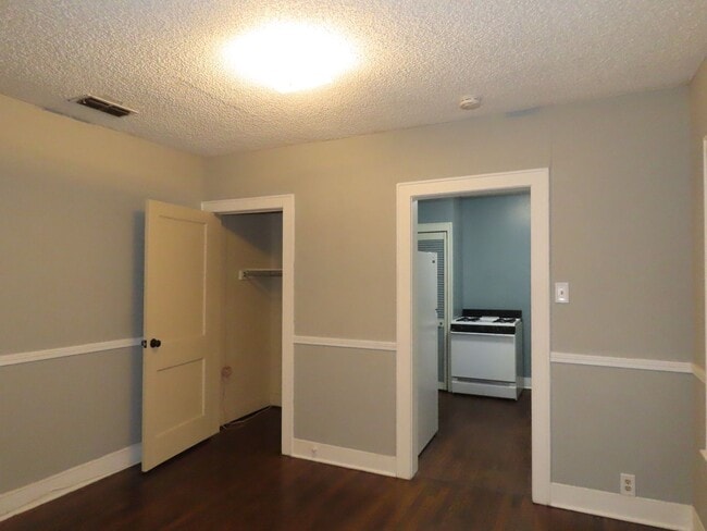 Building Photo - Charming 1 Bedroom, 1 Bath Upstairs Apartment