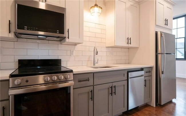 Building Photo - 15 Cranston Ave