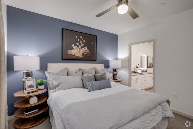 1BR, 1BA - 796 SF - The Aston