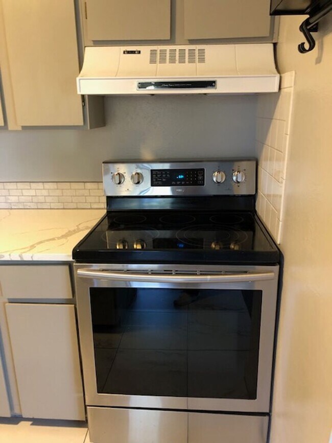 Building Photo - 3 bdrm, 2 bath Townhome