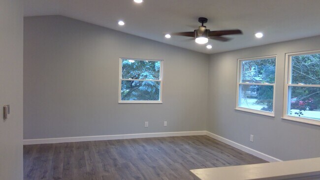 Building Photo - Newly Renovated Home